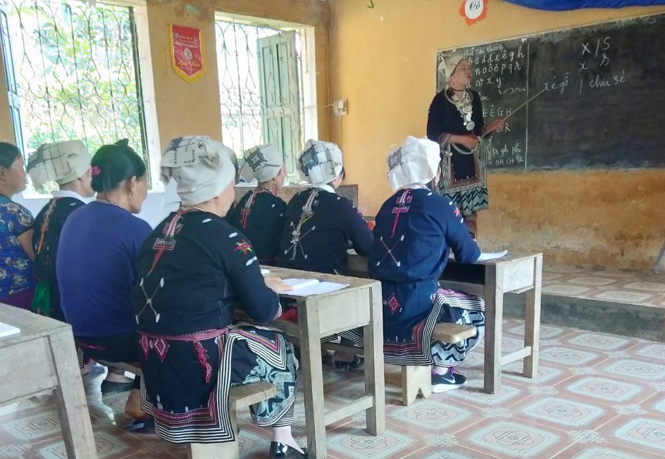 Thanh niên tiêu biểu Bàn Thị Vui vừa hoàn thành lớp học cảm tình Đảng do Huyện ủy Chợ Đồn tổ chức. Trước đó để phấn đấu vào Đảng, Bàn Thị Vui đã tích cực, hăng hái, nhiệt tình tham gia các hoạt động xã hội ở địa phương; phát triển kinh tế gia đình. Đặc biệt, Bàn Thị Vui tự mở lớp học xóa mù chữ cho các hội viên Hội Phụ nữ thôn Bản Ca, xã Bình Trung. Nguyện vọng lớn nhất của Bàn Thị Vui là sớm được đứng trong hàng ngũ của Đảng để tiếp tục cống hiến, làm giàu cho quê hương đất nước. Hiện nay, Bàn Thị Vui đang là Bí thư Chi đoàn và Chi hội trưởng chi Hội Phụ nữ Bản Ca. Ảnh: Thanh niên tiêu biểu Bàn Thị Vui tại lớp dạy xóa mù chữ cho hội viên phụ nữ Bản Ca.